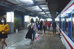 Cận Tết, nguồn vé tàu, xe có khan hiếm?