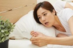 Lén đọc tin nhắn trong điện thoại của chồng, tôi khóc nức nở vì hối hận