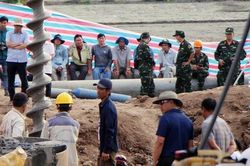 Vẫn chưa kéo được cọc có thi thể lên mặt đất: Triển khai mọi giải pháp để sớm lo tang sự