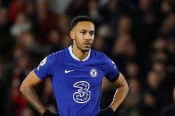 Aubameyang được khuyên giải nghệ khi bị thay ra ở trận thua Man City