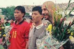 Khoảnh khắc đáng nhớ của Gianluca Vialli với bóng đá Việt Nam