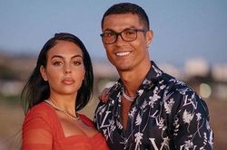 Ronaldo được phép sống cùng bạn gái ở Saudi Arabia