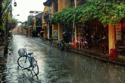 Mưa giông khắp Trung và Nam Bộ, nhiều nơi mưa to