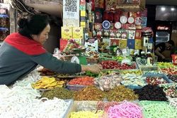 'Thủ phủ' bánh kẹo Hàng Buồm nhộn nhịp chuẩn bị cho Tết Nguyên đán