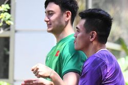 Tiến Linh tíu tít nói chuyện với Văn Lâm khi hồi phục sau trận gặp Indonesia