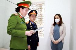 Ba cán bộ hải quan nhận 'lót tay' cho xe quá tải được thông qua