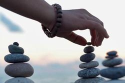 Gian khổ không đánh mất liêm sỉ, giàu có không buông lời chê bai