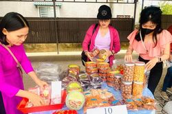 Đạ Tẻh: Phiên chợ Nhân ái giúp đỡ học sinh có hoàn cảnh khó khăn đón Tết