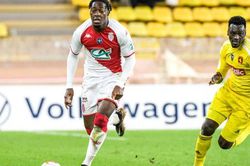 Chuyển nhượng 8/1: MU chọn mua trung vệ đang chơi ở Ligue 1