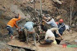 Đồng Tháp: Tăng cường phương tiện, nhân lực để nhổ cọc bê tông