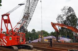 Vận chuyển liên tục các thiết bị hỗ trợ để đưa thi thể cháu bé trong trụ bê tông lên mặt đất