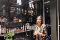 Căn hộ cao cấp của Hoàng Thùy Linh ngày cận Tết: Phòng trưng bày giải thưởng hoành tráng