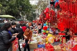 Phố Hàng Mã rực rỡ sắc đỏ đón Tết Nguyên đán 2023