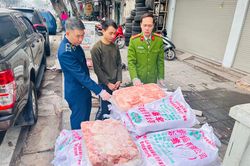 Thu gần 1 tấn nầm lợn bốc mùi hôi thối đang trên đường tuồn vào các nhà hàng