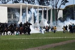 Người ủng hộ cựu Tổng thống Bolsonaro tràn vào Quốc hội Brazil
