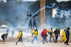 Người ủng hộ ông Bolsonaro xông vào Quốc hội Brazil