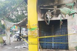 Tiệm sửa xe ở TP.HCM bốc cháy, người dân không thể phá cửa dập lửa