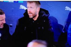 Graham Potter chửi thề tình huống chơi bóng bằng tay của cầu thủ Chelsea