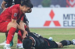 Bùi Tiến Dũng nhận thẻ vàng vì... giục cầu thủ Indonesia dậy thi đấu