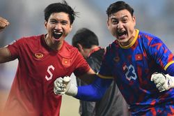 Văn Hậu 'cắp nách' Quang Hải lên ăn mừng tuyển Việt Nam vào chung kết AFF Cup 2022