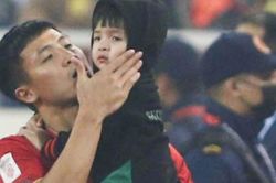 Duy Mạnh, Tiến Dũng đón con xuống sân ăn mừng sau trận Việt Nam thắng Indonesia