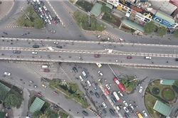 Ngày đầu phân luồng giao thông Ngã Tư Sở: Chuyển biến chưa đáng kể