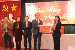 Phó Bí thư Thường trực Thành ủy Hà Nội Nguyễn Thị Tuyến thăm và chúc Tết Công ty Thoát nước Hà Nội