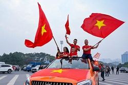 Cổ động viên hâm nóng không khí Mỹ Đình trước giờ bóng lăn