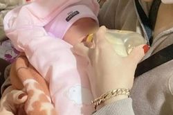 Phát hiện bé sơ sinh bị bỏ rơi trong túi xách trước nhà dân