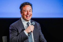 Elon Musk cho rằng ông không thể được xét xử công bằng ở California