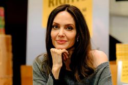 Lộ ảnh Angelina Jolie sang Việt Nam làm việc, thực hư ra sao?