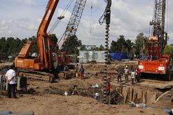 Ngày thứ 10 nỗ lực đưa thi thể Hạo Nam ra khỏi trụ bê tông: Đưa búa rung từ Vũng Tàu đến hiện trường