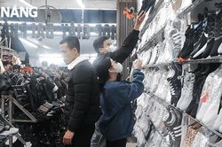Nhộn nhịp không khí mua sắm tại chợ đêm Hòa Khánh dịp Tết