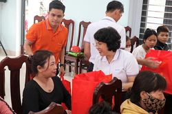 Sacombank Chi nhánh Ninh Hòa trao 100 suất quà Tết cho các hộ nghèo tại xã Ninh Tân và Ninh Sim