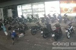 Điều tra vụ nhóm thanh niên cầm hung khí truy sát người trước quán bar