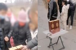 Rước dâu về, chú rể 3 lần bị dân làng nhà gái chặn đường trấn lột