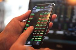 Cầu gia tăng, VN-Index chỉ còn giảm nhẹ