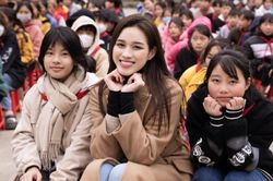 Hoa hậu Đỗ Thị Hà trao tặng học bổng cho học sinh vùng cao biên giới