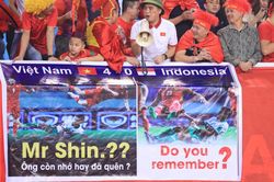 CĐV Việt Nam chế nhạo HLV Shin trên khán đài, VFF sắp bị phạt nặng vì sân Mỹ Đình có sự cố