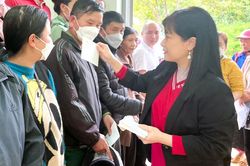 200 hộ nghèo TX. Mường Lay nhận quà tết