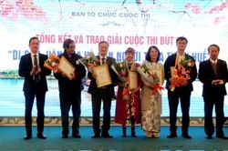 Chính trị - Xã hội Theo dòng thời sự Tác phẩm 'Dưới bóng quê hương chợt lòng mưa nắng' đoạt giải nhất cuộc thi bút ký về Huế