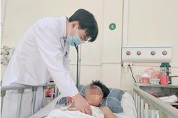 Nam sinh 14 tuổi bị thương tích nặng do pháo tự chế phát nổ