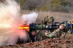 Ukraine vừa tố EU cấp vũ khí 'hết hạn', Pháp lại giục Đức cấp siêu tăng Leopard