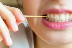 Ăn xong mà xỉa răng theo cách này chẳng khác nào 'hủy hoại' răng lợi của bạn, chuyên gia chỉ rõ đây mới là cách vệ sinh răng lợi tốt nhất