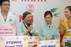 Bệnh nhân ung thư gói bánh chưng đón Tết về
