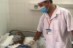 Bệnh nhân ung thư lưỡi máu chảy ồ ạt từ miệng