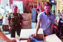 Hãng xe khách ở TP.HCM chứa hàng trăm cây thuốc lá, nghi nhập lậu