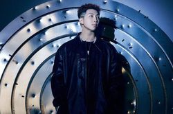 RM BTS trở thành nam nghệ sĩ solo Hàn Quốc đầu tiên có 4 tuần trên Billboard 200