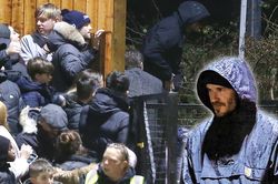 Xem con trai ra mắt CLB Ngoại hạng Anh, David Beckham phải trèo rào, luồn bụi rậm để 'thoát thân'