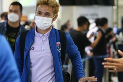 Theerathon từ chối bắt tay người hâm mộ, Teerasil Dangda mát xa cho đồng đội